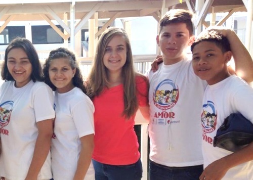 Ann Ziegler with children from Hogar de Niños Emanuel .