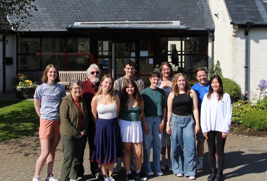 Gwoup moun kanpe devan yon bilding