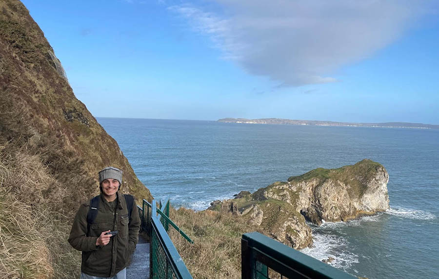 Nonm kanpe bò lanmè a