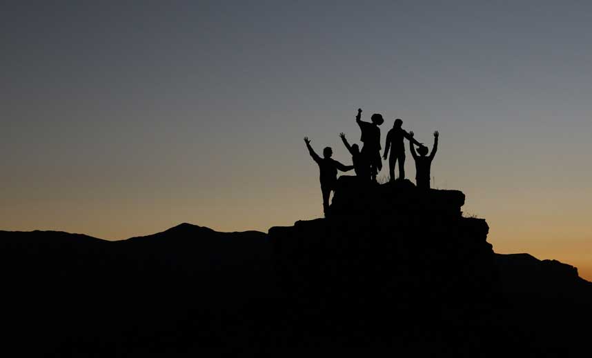 Grupo de personas en la cima de una montaña